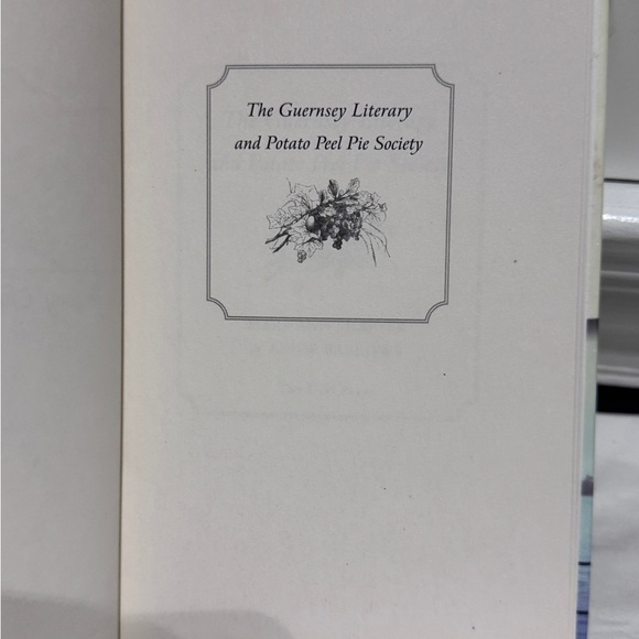 📚✨ Vintage 2008 Hardcover – The Guernsey Literary and Potato Peel Pie Society ✨ - Picture 15 of 16